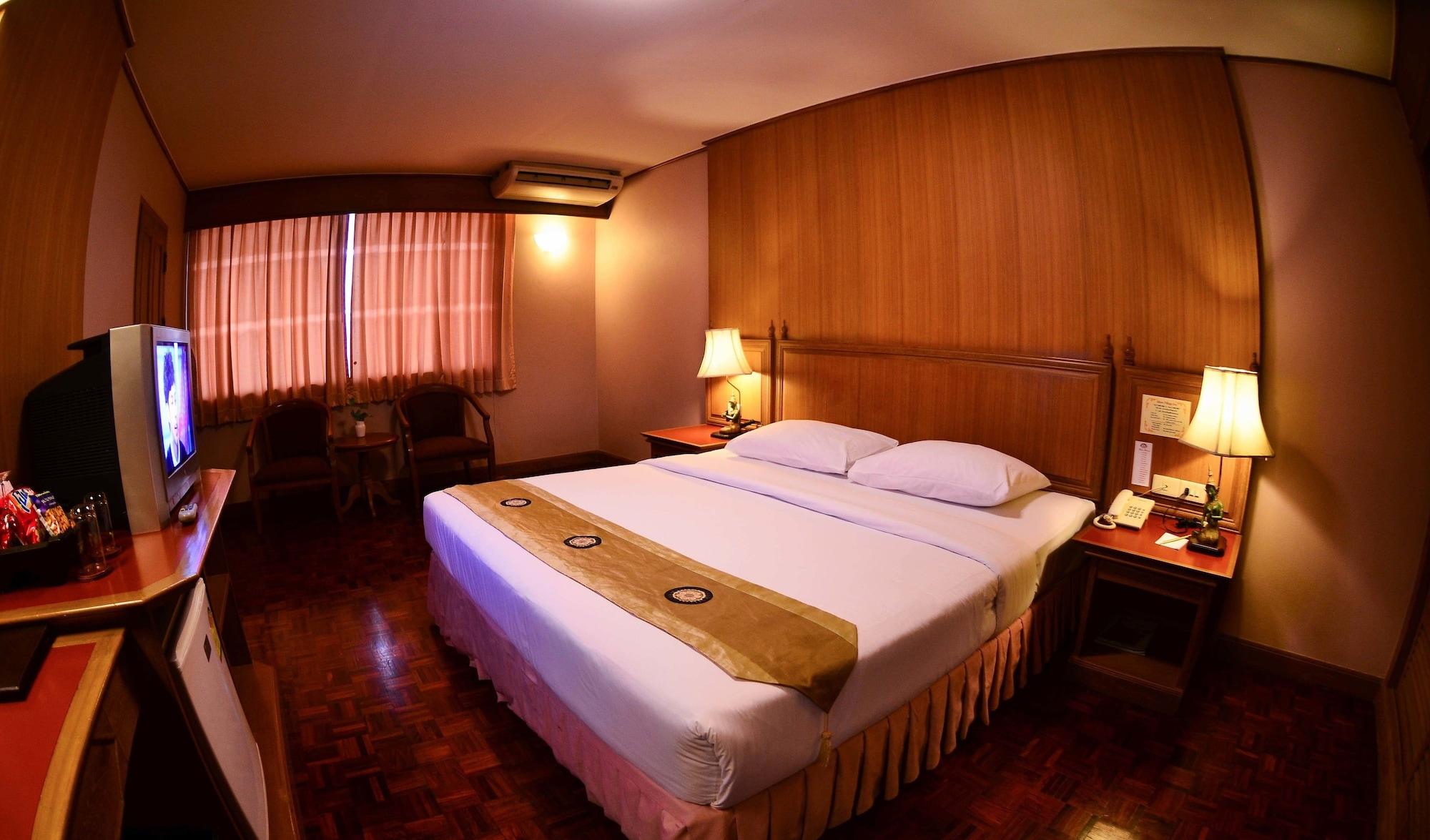 Silom Village Inn Bangkok Bagian luar foto