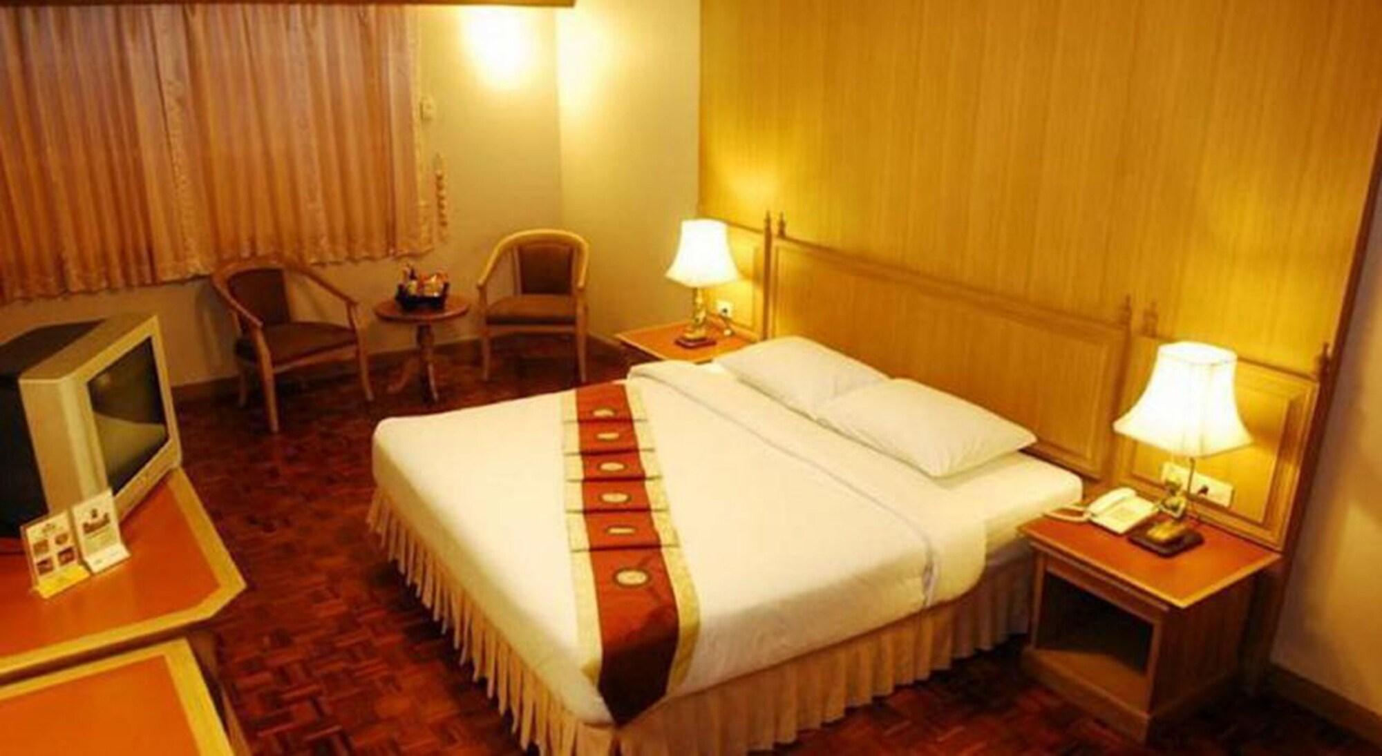 Silom Village Inn Bangkok Bagian luar foto