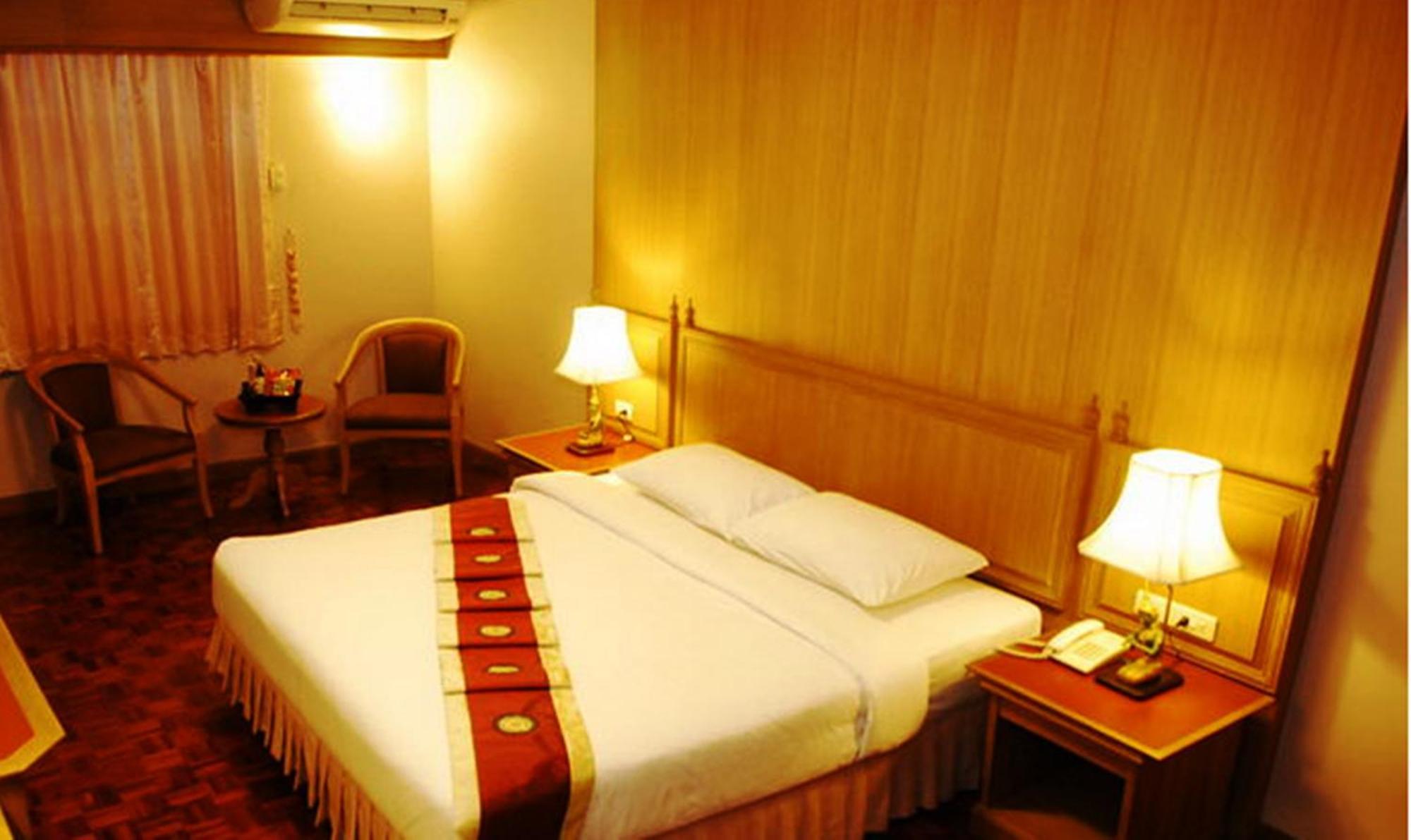 Silom Village Inn Bangkok Bagian luar foto