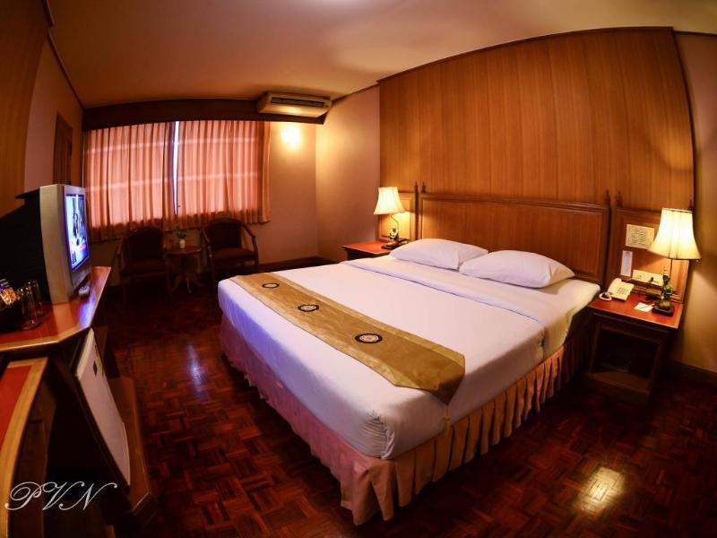 Silom Village Inn Bangkok Bagian luar foto