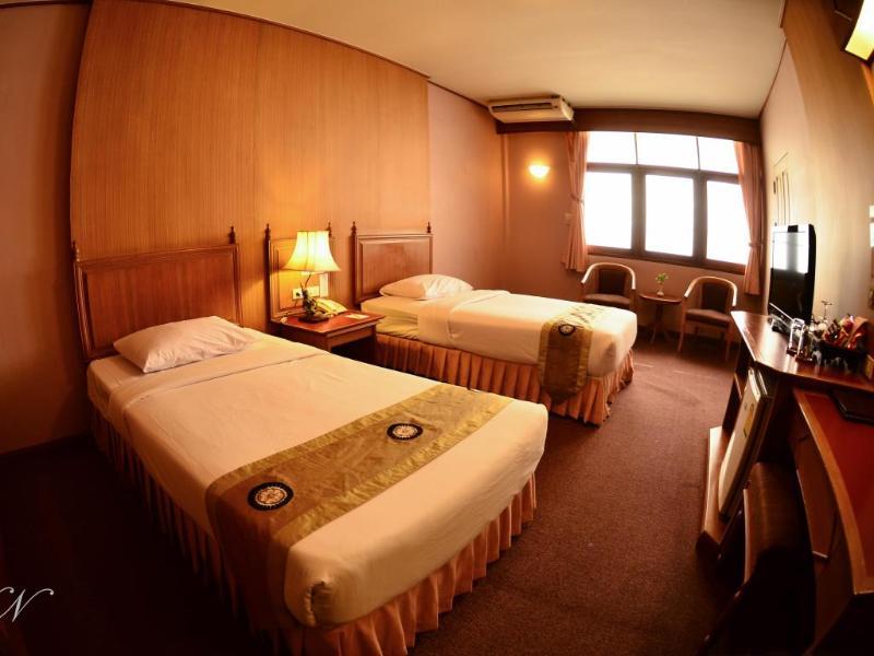 Silom Village Inn Bangkok Bagian luar foto