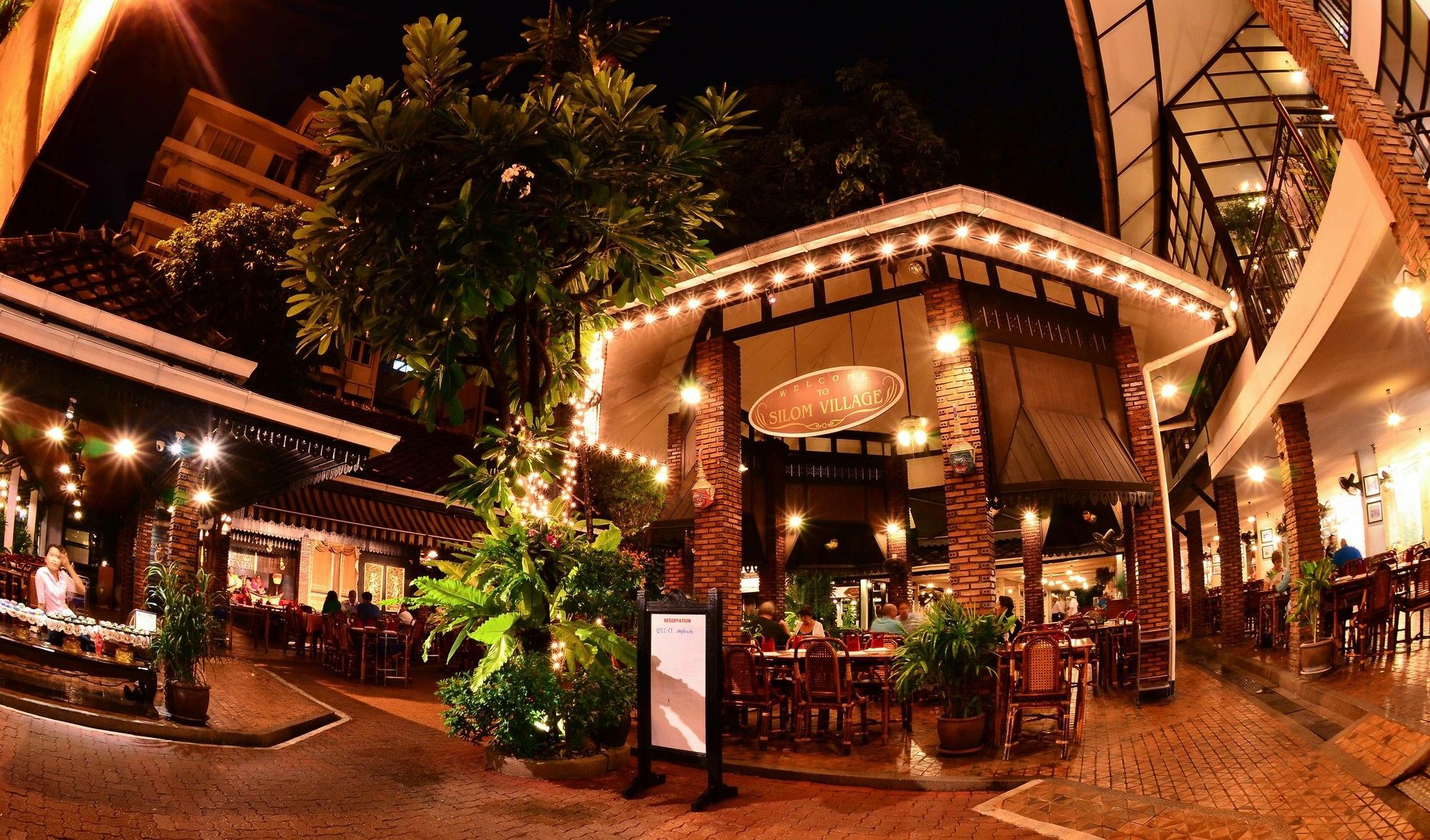 Silom Village Inn Bangkok Bagian luar foto