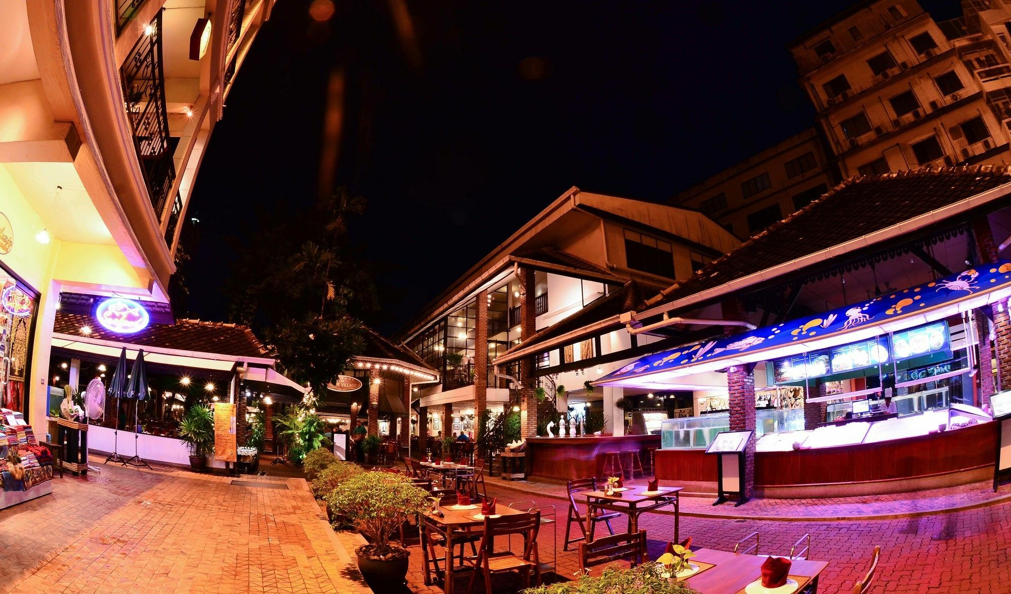 Silom Village Inn Bangkok Bagian luar foto