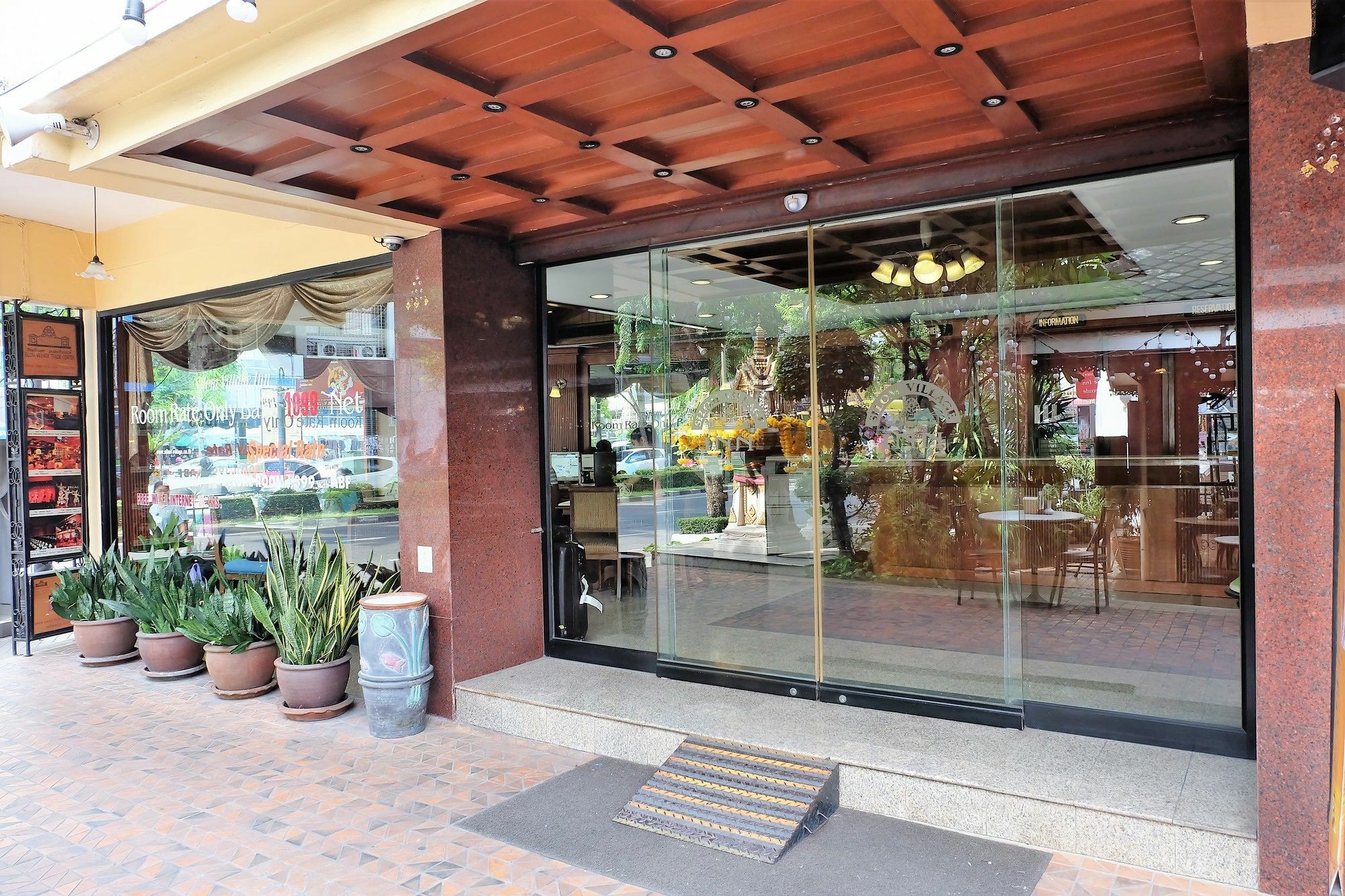 Silom Village Inn Bangkok Bagian luar foto